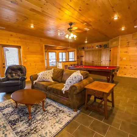 Christmas Lodge-Secluded Near Downtown Blue Ridge